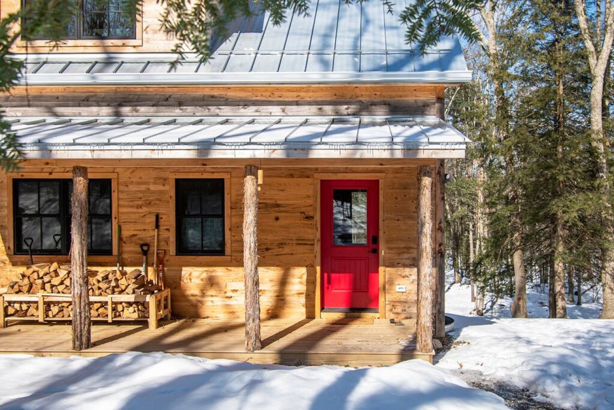 Evergreen Cabin is beautifully designed modern cabin-style getaway located in Accord, NY.